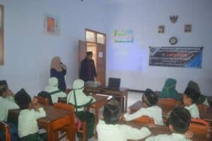 BERSAMA STIT SUNAN GIRI TRENGGALEK-Sosialisasi Bahaya Narkoba di MI Pudji Hardjo dan SDN 2 Prambon