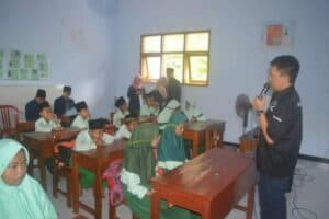 BERSAMA STIT SUNAN GIRI TRENGGALEK-Sosialisasi Bahaya Narkoba di MI Pudji Hardjo dan SDN 2 Prambon