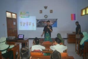 BERSAMA STIT SUNAN GIRI TRENGGALEK-Sosialisasi Bahaya Narkoba di MI Pudji Hardjo dan SDN 2 Prambon