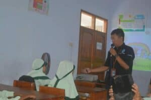 BERSAMA STIT SUNAN GIRI TRENGGALEK-Sosialisasi Bahaya Narkoba di MI Pudji Hardjo dan SDN 2 Prambon