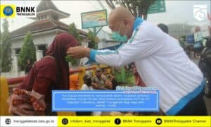 BAKTI SOSIAL MEMBAGIKAN APD BERUPA FACE SHIELD KEPADA SEJUMLAH PEDAGANG PASAR DAN MASYARAKAT