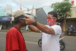 BAKTI SOSIAL MEMBAGIKAN APD BERUPA FACE SHIELD KEPADA SEJUMLAH PEDAGANG PASAR DAN MASYARAKAT