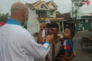 BAKTI SOSIAL MEMBAGIKAN APD BERUPA FACE SHIELD KEPADA SEJUMLAH PEDAGANG PASAR DAN MASYARAKAT