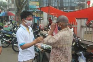 BAKTI SOSIAL MEMBAGIKAN APD BERUPA FACE SHIELD KEPADA SEJUMLAH PEDAGANG PASAR DAN MASYARAKAT