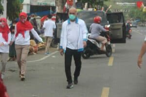 BAKTI SOSIAL MEMBAGIKAN APD BERUPA FACE SHIELD KEPADA SEJUMLAH PEDAGANG PASAR DAN MASYARAKAT