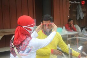 BAKTI SOSIAL MEMBAGIKAN APD BERUPA FACE SHIELD KEPADA SEJUMLAH PEDAGANG PASAR DAN MASYARAKAT