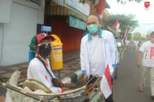 BAKTI SOSIAL MEMBAGIKAN APD BERUPA FACE SHIELD KEPADA SEJUMLAH PEDAGANG PASAR DAN MASYARAKAT