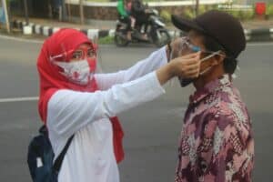 BAKTI SOSIAL MEMBAGIKAN APD BERUPA FACE SHIELD KEPADA SEJUMLAH PEDAGANG PASAR DAN MASYARAKAT