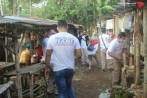 BAKTI SOSIAL MEMBAGIKAN APD BERUPA FACE SHIELD KEPADA SEJUMLAH PEDAGANG PASAR DAN MASYARAKAT