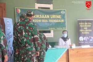 KODIM 0806 Trenggalek Terus Mendukung Program P4GN Melalui Kegiatan Penyuluhan dan Tes Urin Narkoba Terhadap Anggotanya