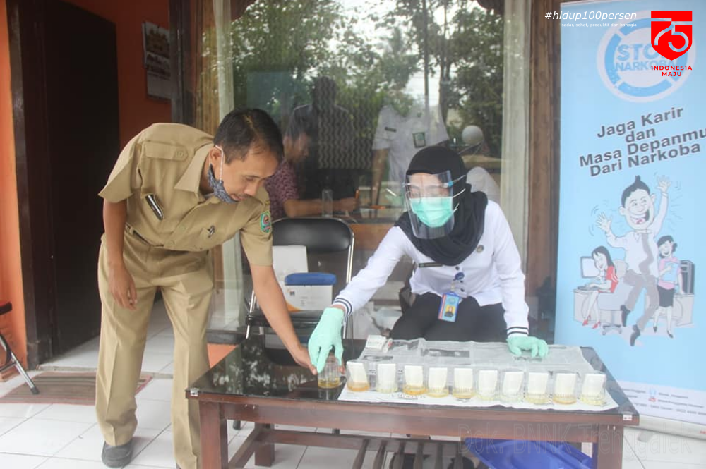 Tes Urin Narkoba kepada Pegawai Kesbangpol Kabupaten Trenggalek