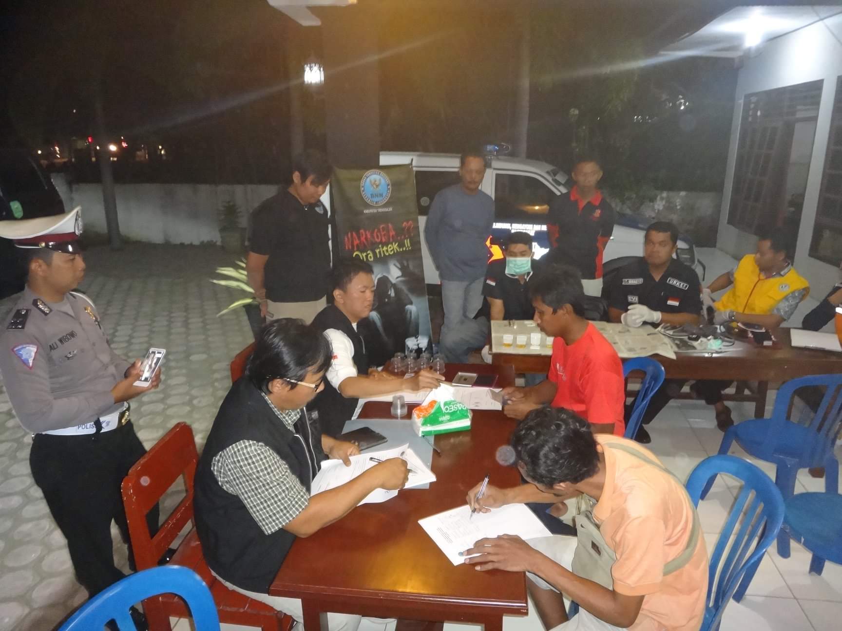Tes Urin bagi Pengemudi Kendaraan AKDP/AKAP dalam Operasi Gabungan Bersama Polres Trenggalek Tes Urin bagi Pengemudi Kendaraan AKDP/AKAP dalam Operasi Gabungan Bersama Polres Trenggalek