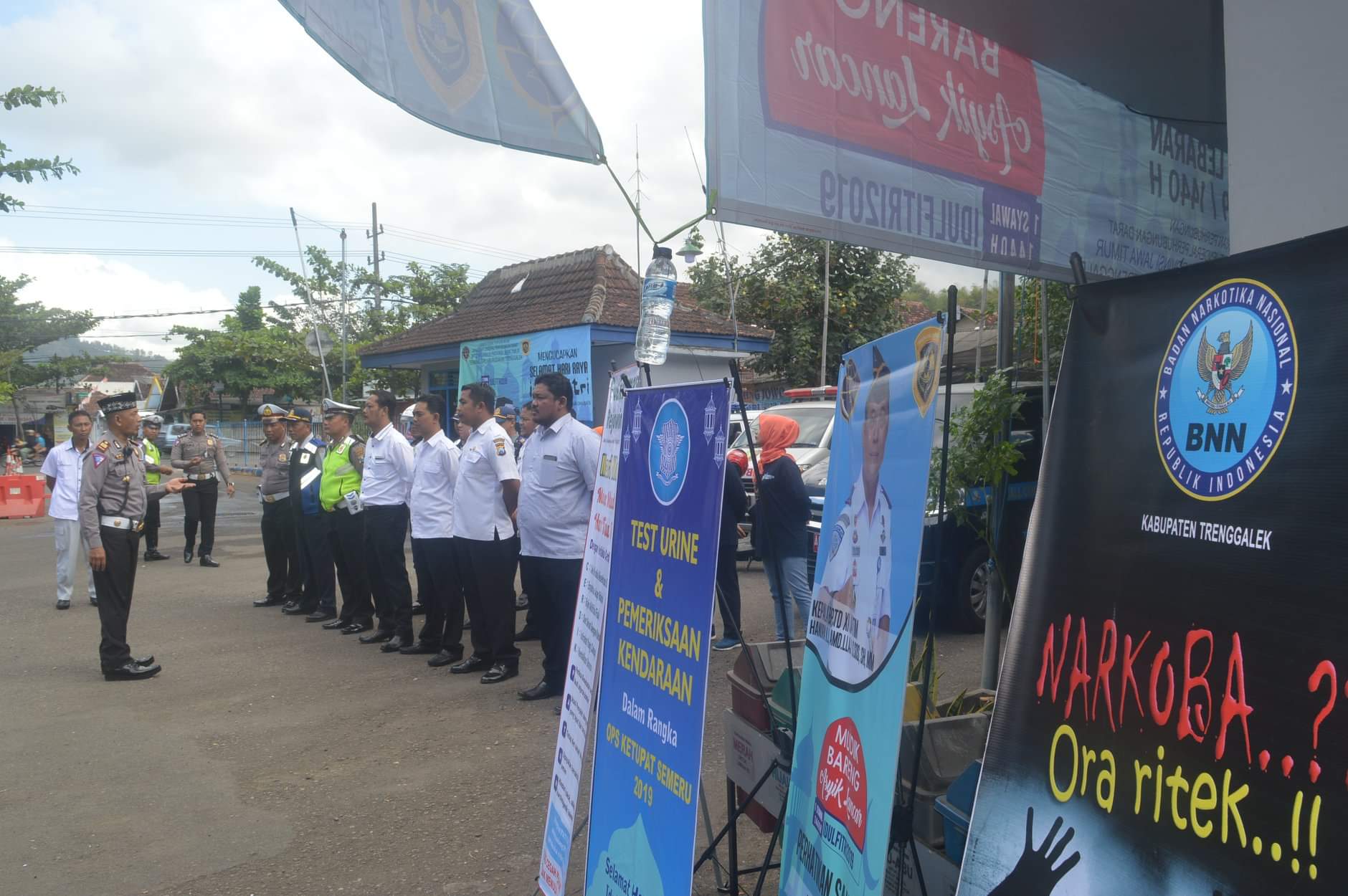 Jelang Hari Raya Idul Futri 1440 H, BNNK Trenggalek Tes Urin Sopir Bus di Terminal Surodakan Trenggalek Jelang Hari Raya Idul Futri 1440 H, BNNK Trenggalek Tes Urin Sopir Bus di Terminal Surodakan Trenggalek