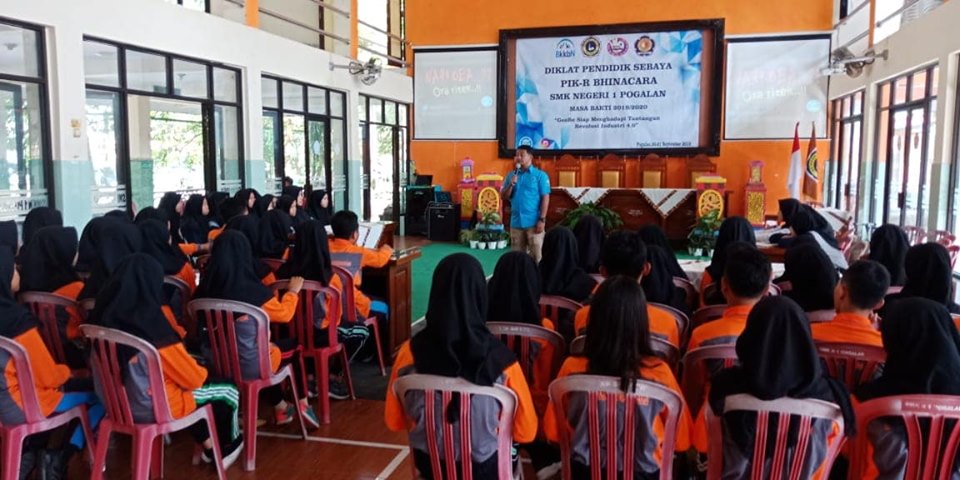 Penyuluhan P4GN dalam kegiatan Pendidikan dan Pelatihan Pendidik Sebaya PIK-R Bhinacara PIK-R SMK Negeri 1 Pogalan Penyuluhan P4GN dalam kegiatan Pendidikan dan Pelatihan Pendidik Sebaya PIK-R Bhinacara PIK-R SMK Negeri 1 Pogalan