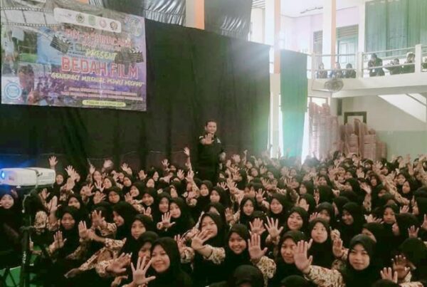 EDUKASI P4GN BNNK TRENGGALEK PADA GIAT BEDAH FILM PEDULI KESPRO DAN NARKOBA, KRR PIK-R BHINACARA SMKN 1 POGALAN