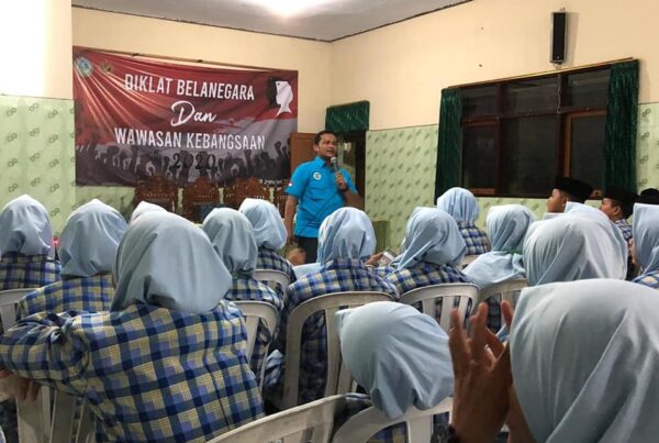 MEMBERIKAN PENYULUHAN P4GN PADA KEGIATAN DIKLAT BELA NEGARA DAN WAWASAN KEBANGSAAN BAGI ANGGOTA PASSUS MADRASAH ALIYAH NEGERI (MAN) 1 TRENGGALEK