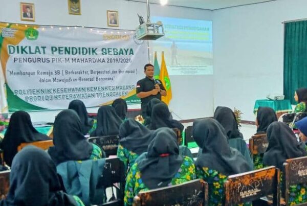 MEMBERIKAN MATERI BAHAYA NARKOBA PADA KEGIATAN DIKLAT PENDIDIK SEBAYA UKM PIK-M MAHARDIKA POLITEKNIK KESEHATAN KEMENKES MALANG KAMPUS V TRENGGALEK TAHUN 2020