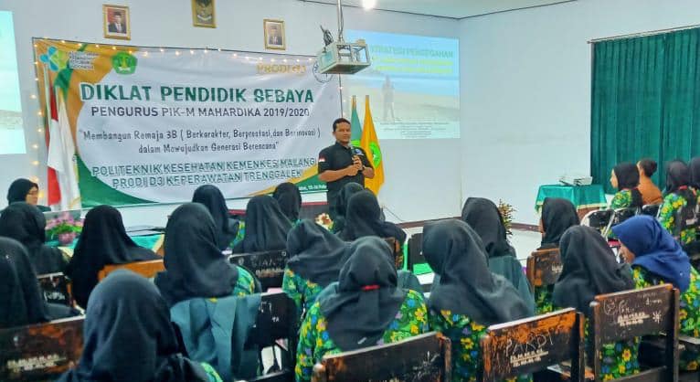 MEMBERIKAN MATERI BAHAYA NARKOBA PADA KEGIATAN DIKLAT PENDIDIK SEBAYA UKM PIK-M MAHARDIKA POLITEKNIK KESEHATAN KEMENKES MALANG KAMPUS V TRENGGALEK TAHUN 2020