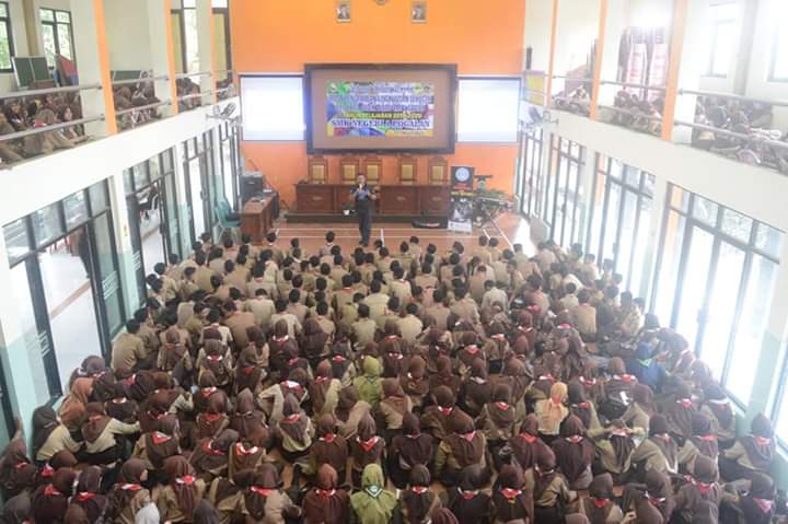 Sosialisasi Bahaya Narkoba MPLS SMK Negeri 1 Pogalan Sosialisasi Bahaya Narkoba MPLS SMK Negeri 1 Pogalan