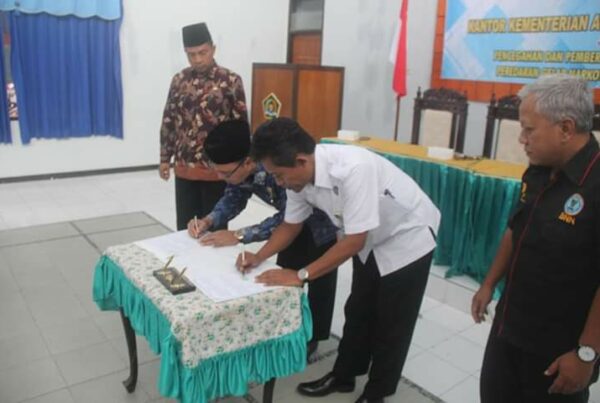 PENANDATANGANAN NOTA KESEPAHAMAN P4GN KEMENAG DAN BNN KABUPATEN TRENGGALEK - "SALAH SATUNYA TERKAIT TES URIN BAGI CALON PENGANTIN"