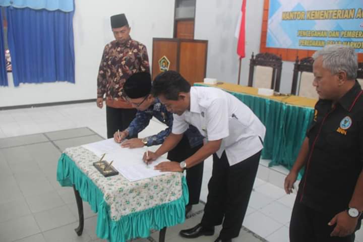 PENANDATANGANAN NOTA KESEPAHAMAN P4GN KEMENAG DAN BNN KABUPATEN TRENGGALEK - "SALAH SATUNYA TERKAIT TES URIN BAGI CALON PENGANTIN" PENANDATANGANAN NOTA KESEPAHAMAN P4GN KEMENAG DAN BNN KABUPATEN TRENGGALEK - "SALAH SATUNYA TERKAIT TES URIN BAGI CALON PENGANTIN"