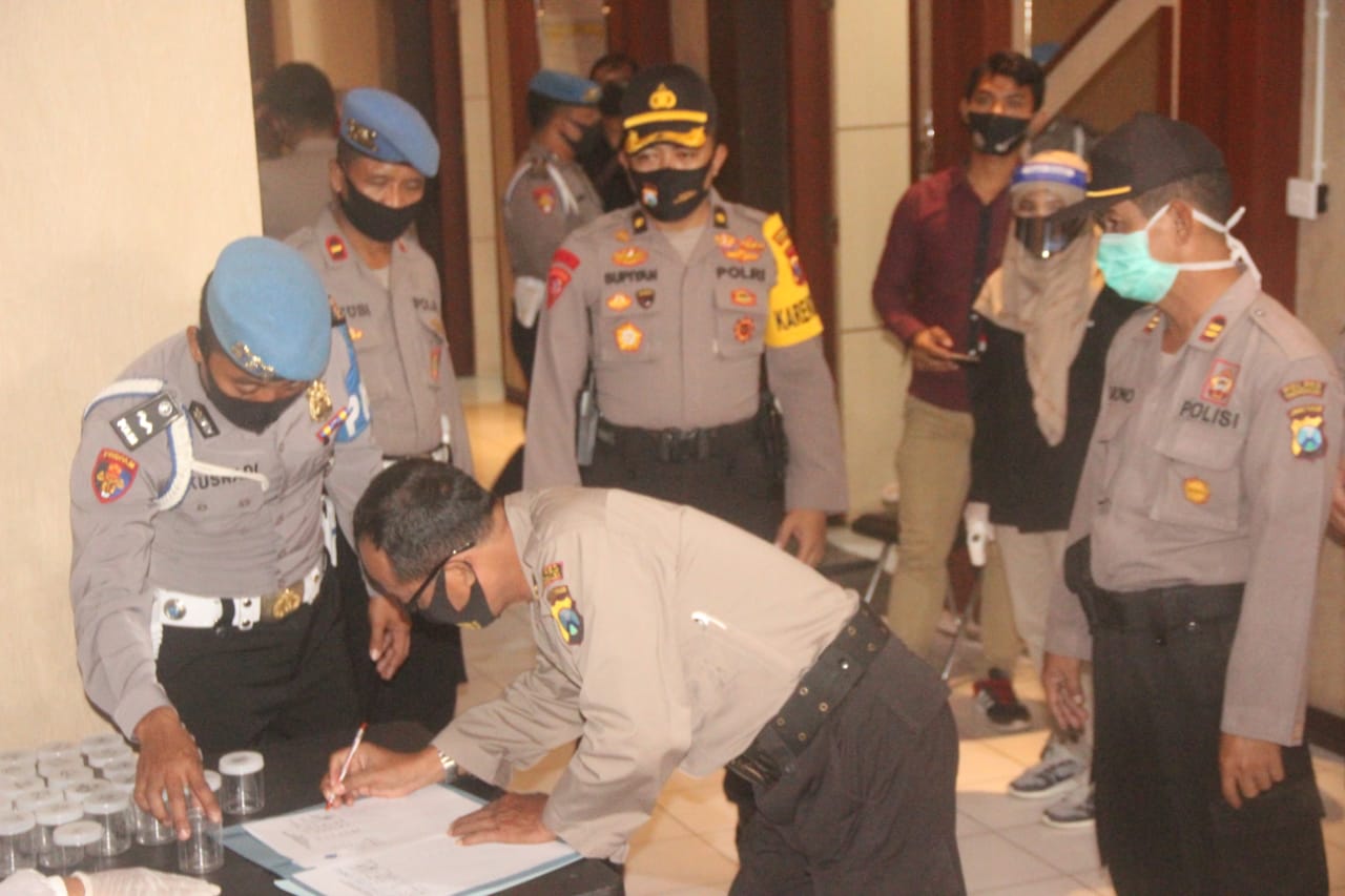 Wujud Komitmen Berantas Narkoba, Polres Trenggalek Gandeng BNNK Trenggalek Gelar Tes Urine Bagi Anggotanya