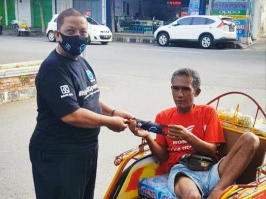 Bhakti Sosial BNNK Trenggalek, membagikan Masker serta kampanye stop narkoba dan New Normal kepada masyarakat