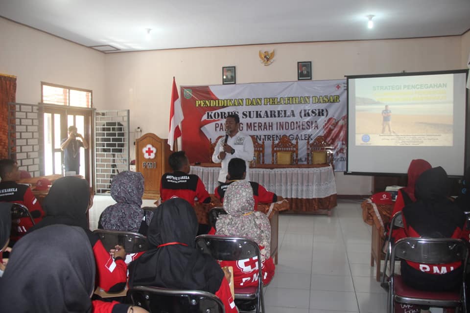 PEMBEKALAN MATERI P4GN PADA PESERTA DIKLATSAR KSR PMI TRENGGALEK