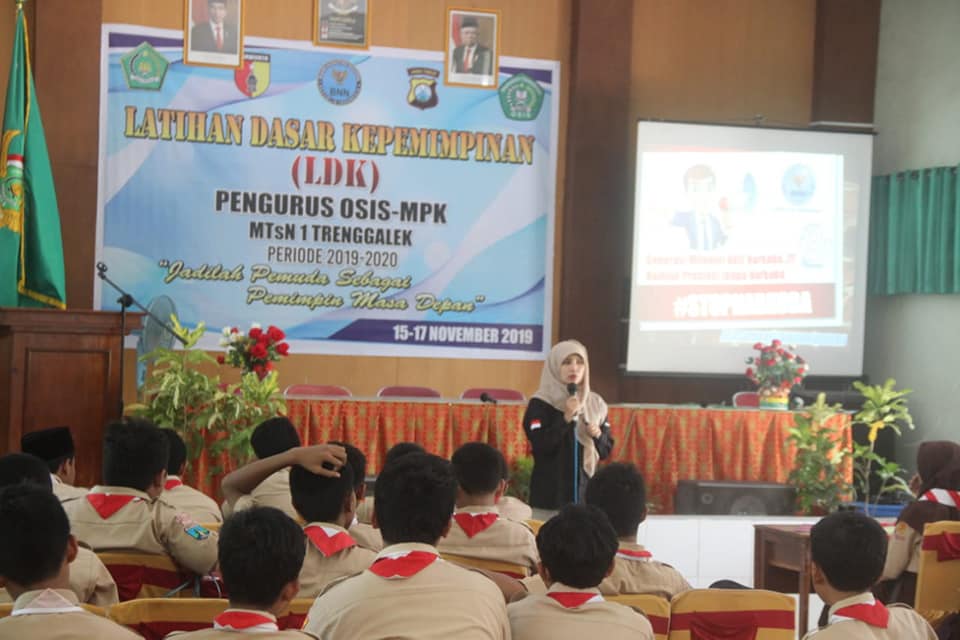 SOSIALISASI BAHAYA NARKOBA PADA KEGIATAN LDK OSIS DAN MPK BARU MTsN 1 TRENGGALEK SOSIALISASI BAHAYA NARKOBA PADA KEGIATAN LDK OSIS DAN MPK BARU MTsN 1 TRENGGALEK