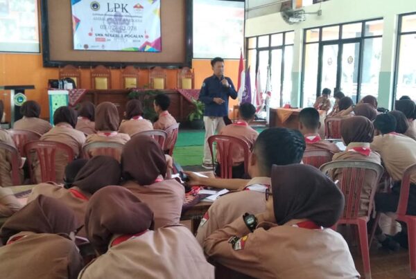 Sosialisasi Bahaya Narkoba pada kegiatan Pengembangan Kepemimpinan Pengurus Dewan Ambalan Candra Kirana SMKN 1 Pogalan masa bakti 2019-2020