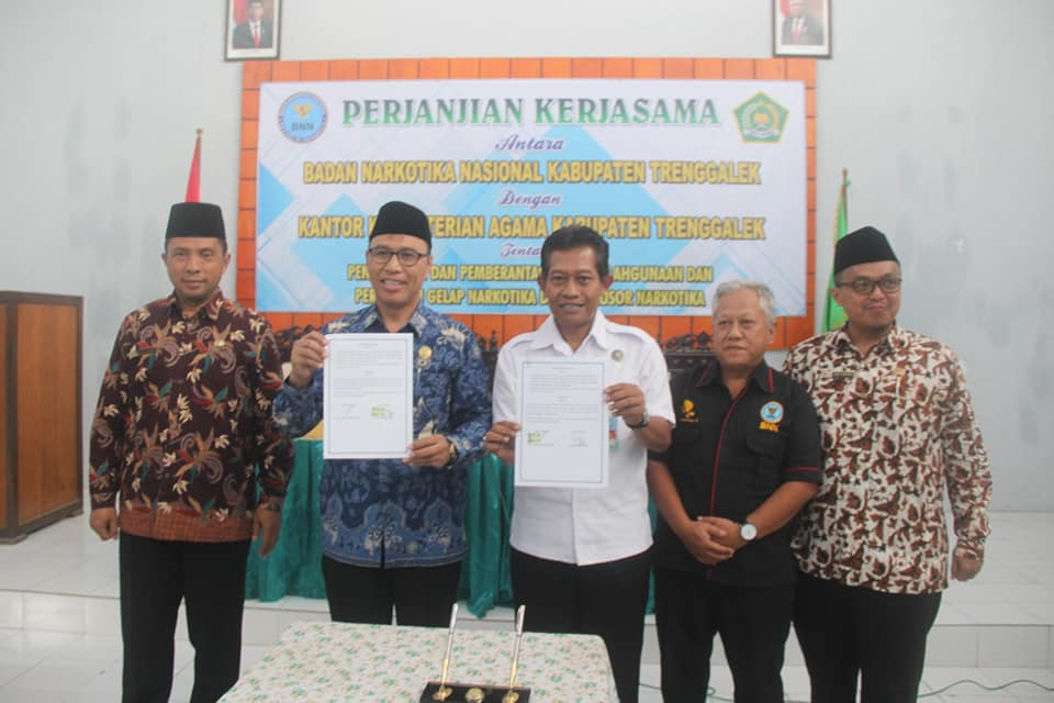 PENANDATANGANAN NOTA KESEPAHAMAN P4GN KEMENAG DAN BNN KABUPATEN TRENGGALEK – “SALAH SATUNYA TERKAIT TES URIN BAGI CALON PENGANTIN” PENANDATANGANAN NOTA KESEPAHAMAN P4GN KEMENAG DAN BNN KABUPATEN TRENGGALEK – “SALAH SATUNYA TERKAIT TES URIN BAGI CALON PENGANTIN”