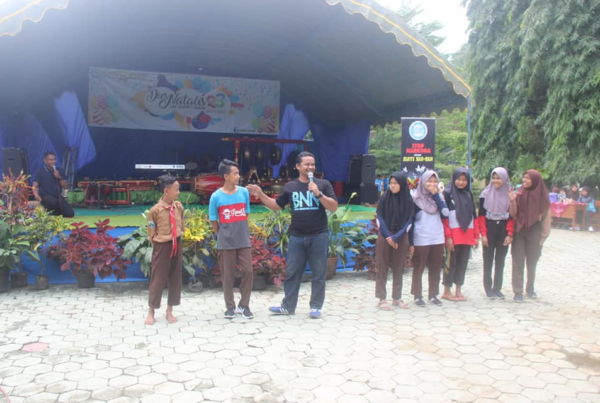 MELAKSANAKAN KAMPANYE STOP NARKOBA BERUPA INSERT KONTEN PADA KEGIATAN DIESNATALIS KE-22 SMPN 1 SURUH MELAKSANAKAN KAMPANYE STOP NARKOBA BERUPA INSERT KONTEN PADA KEGIATAN DIESNATALIS KE-22 SMPN 1 SURUH