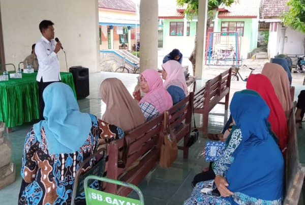 PENYULUHAN HUKUM PADA MASYARAKAT DESA SUMBERGAYAM BERSAMA BAGIAN HUKUM SETDA KABUPATEN TRENGGALEK PENYULUHAN HUKUM PADA MASYARAKAT DESA SUMBERGAYAM BERSAMA BAGIAN HUKUM SETDA KABUPATEN TRENGGALEK