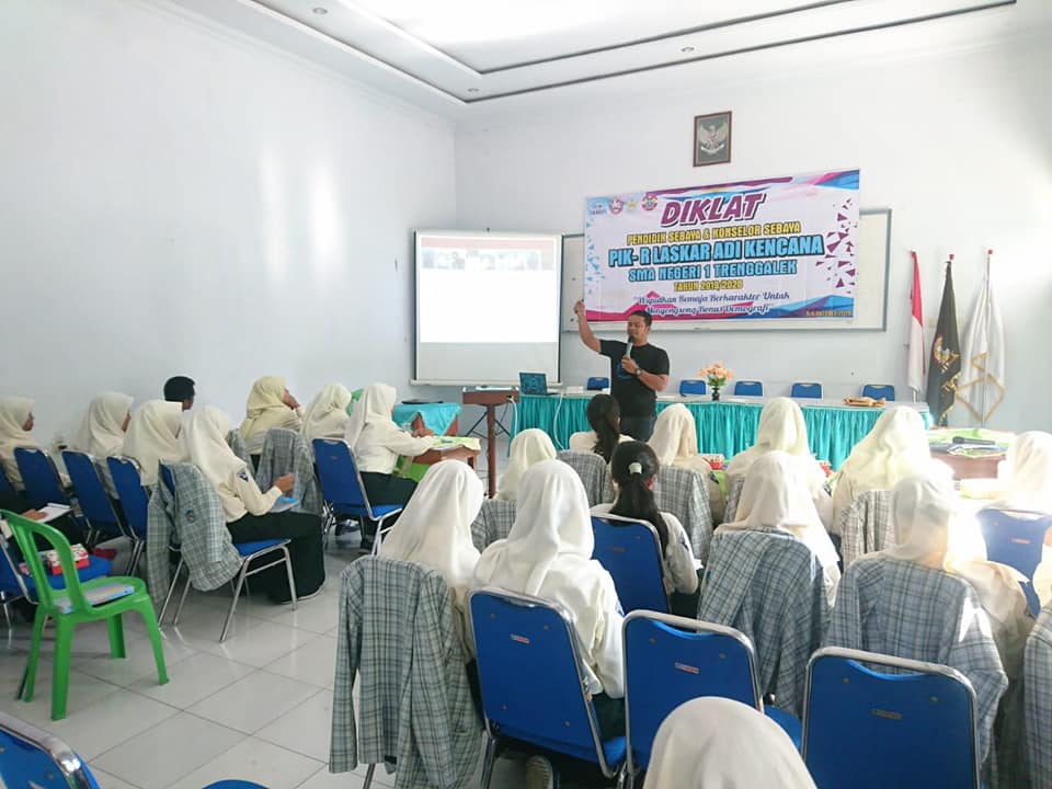 Menjadi Pemateri Pada Diklat PIK-R Laskar Adi Kencana Sman 1 Trenggalek Masa Bhakti 2019-2020 Menjadi Pemateri Pada Diklat PIK-R Laskar Adi Kencana Sman 1 Trenggalek Masa Bhakti 2019-2020