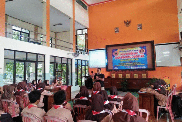 Sosialisasi Bahaya Narkoba pada Kegiatan Diklat Pendidik Sebaya PIK-R Bhinacara Program Genre SMKN 1 Pogalan Sosialisasi Bahaya Narkoba pada Kegiatan Diklat Pendidik Sebaya PIK-R Bhinacara Program Genre SMKN 1 Pogalan