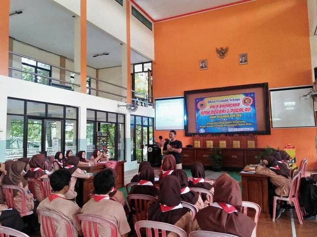 Sosialisasi Bahaya Narkoba pada Kegiatan Diklat Pendidik Sebaya PIK-R Bhinacara Program Genre SMKN 1 Pogalan Sosialisasi Bahaya Narkoba pada Kegiatan Diklat Pendidik Sebaya PIK-R Bhinacara Program Genre SMKN 1 Pogalan