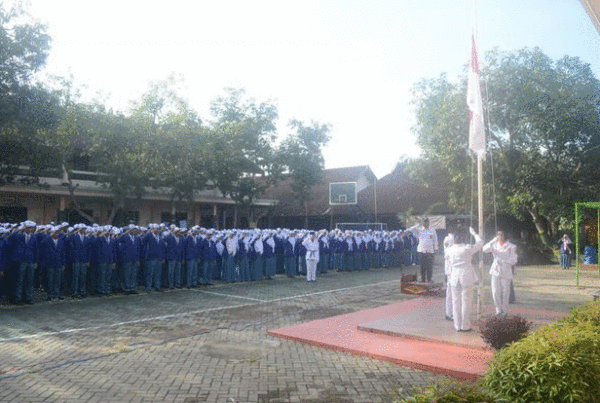 Menjadi Pembina Upacara di SMKN 2 Trenggalek Menjadi Pembina Upacara di SMKN 2 Trenggalek