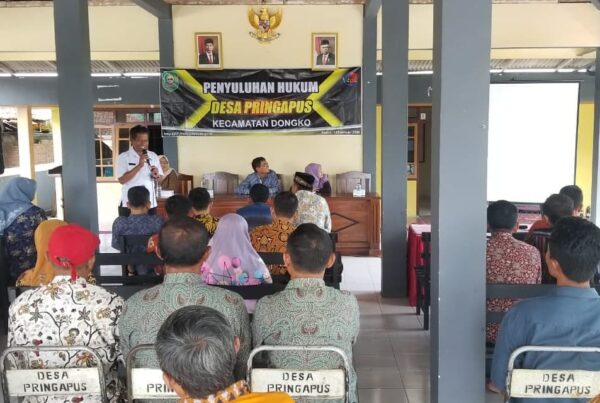 PENYULUHAN HUKUM PADA MASYARAKAT PRINGAPUS BERSAMA BAGIAN HUKUM SETDA KABUPATEN TRENGGALEK PENYULUHAN HUKUM PADA MASYARAKAT PRINGAPUS BERSAMA BAGIAN HUKUM SETDA KABUPATEN TRENGGALEK