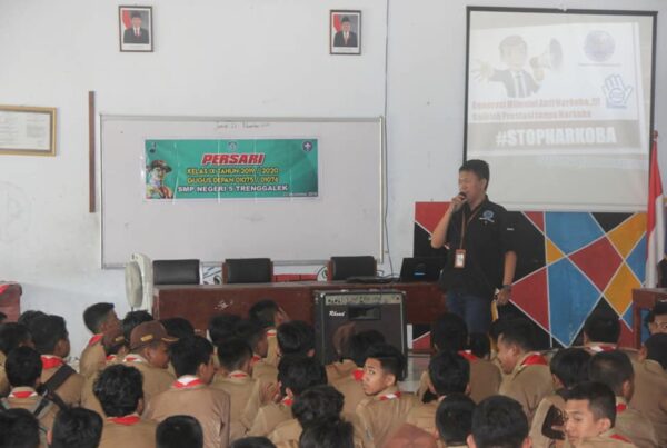 SOSIALISASI BAHAYA PENYALAHGUNAAN NARKOBA PADA KEGIATAN PERSARI KELAS IX GUDEP 01075/01076 SMPN 5 TRENGGALEK SOSIALISASI BAHAYA PENYALAHGUNAAN NARKOBA PADA KEGIATAN PERSARI KELAS IX GUDEP 01075/01076 SMPN 5 TRENGGALEK
