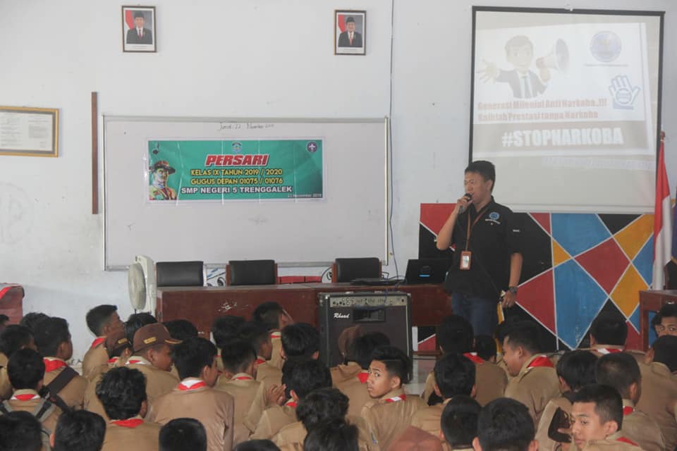SOSIALISASI BAHAYA PENYALAHGUNAAN NARKOBA PADA KEGIATAN PERSARI KELAS IX GUDEP 01075/01076 SMPN 5 TRENGGALEK