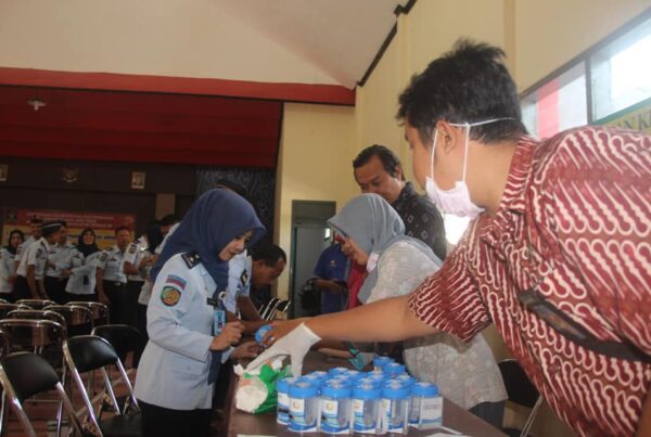 Screening Tes Urin bagi Seluruh Petugas Rutan Kelas II B Trenggalek