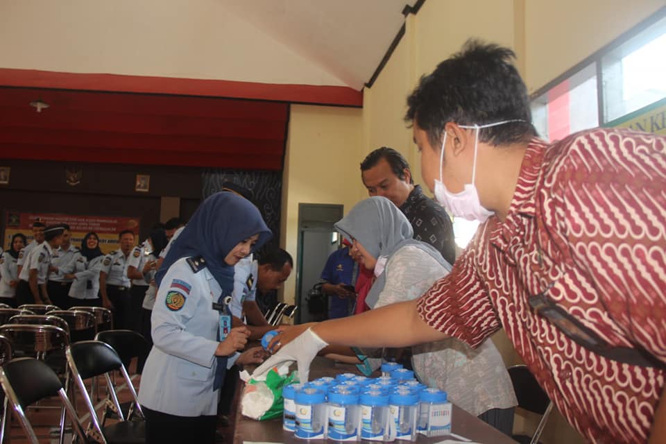 Screening Tes Urin bagi Seluruh Petugas Rutan Kelas II B Trenggalek Screening Tes Urin bagi Seluruh Petugas Rutan Kelas II B Trenggalek