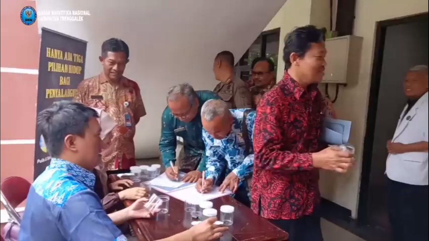 Tes Urin Narkoba bagi Kepala OPD, Bagian dan Camat, di Lingkup PEMKAB Trenggalek Tes Urin Narkoba bagi Kepala OPD, Bagian dan Camat, di Lingkup PEMKAB Trenggalek