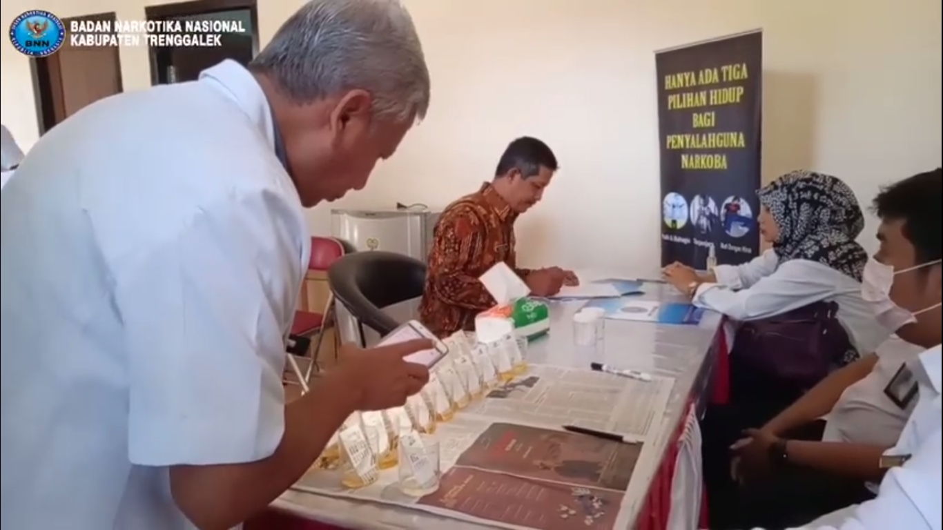 Screening Tes Urin Narkoba Pejabat Ekselon dan Pengawas SPM di lingkup Disdikpora Kabupaten Trenggalek Screening Tes Urin Narkoba Pejabat Ekselon dan Pengawas SPM di lingkup Disdikpora Kabupaten Trenggalek