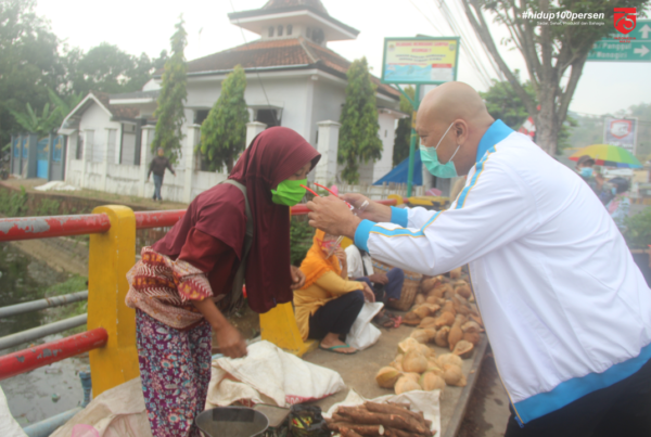 BAKTI SOSIAL MEMBAGIKAN APD BERUPA FACE SHIELD KEPADA SEJUMLAH PEDAGANG PASAR DAN MASYARAKAT BAKTI SOSIAL MEMBAGIKAN APD BERUPA FACE SHIELD KEPADA SEJUMLAH PEDAGANG PASAR DAN MASYARAKAT