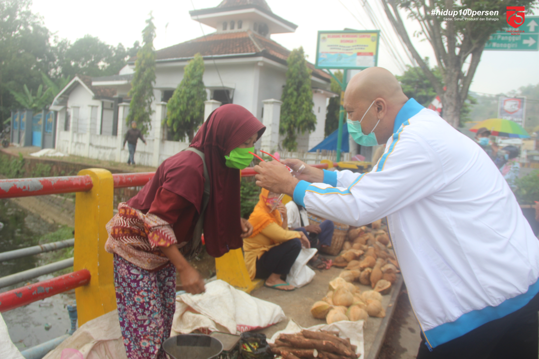 BAKTI SOSIAL MEMBAGIKAN APD BERUPA FACE SHIELD KEPADA SEJUMLAH PEDAGANG PASAR DAN MASYARAKAT BAKTI SOSIAL MEMBAGIKAN APD BERUPA FACE SHIELD KEPADA SEJUMLAH PEDAGANG PASAR DAN MASYARAKAT