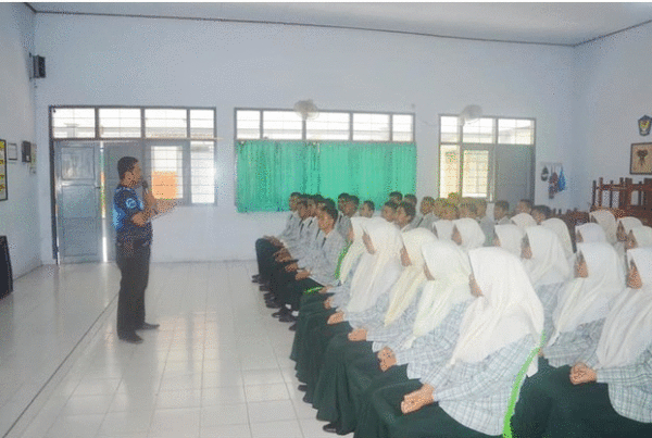 Sosialisasi Bahaya Narkoba dalam Kegiatan Pendidikan dan Pelatihan bagi Anggota PASSUS SMAN 1 Trenggalek Sosialisasi Bahaya Narkoba dalam Kegiatan Pendidikan dan Pelatihan bagi Anggota PASSUS SMAN 1 Trenggalek