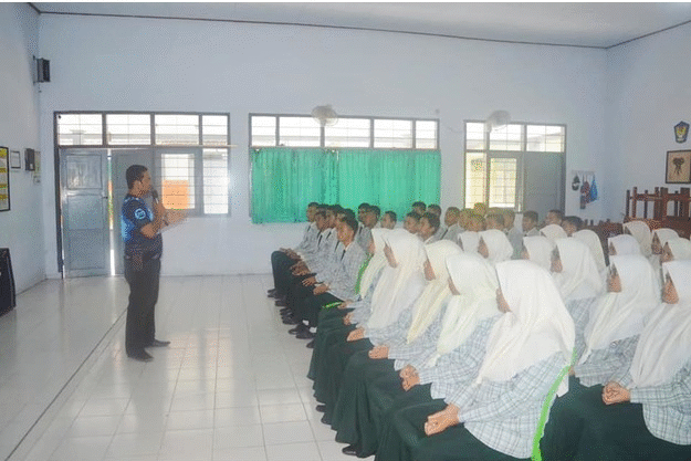 Sosialisasi Bahaya Narkoba dalam Kegiatan Pendidikan dan Pelatihan bagi Anggota PASSUS SMAN 1 Trenggalek Sosialisasi Bahaya Narkoba dalam Kegiatan Pendidikan dan Pelatihan bagi Anggota PASSUS SMAN 1 Trenggalek