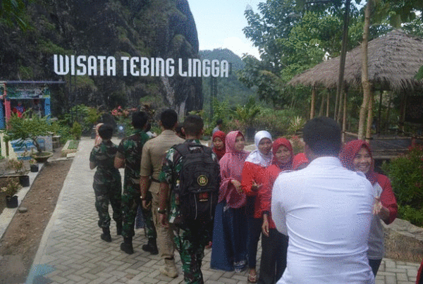 Melakukan Kunjungan Silaturahmi pada Masyarakat di Kawasan Bersih Narkoba Wisata Tebing Lingga (WTL) Melakukan Kunjungan Silaturahmi pada Masyarakat di Kawasan Bersih Narkoba Wisata Tebing Lingga (WTL)