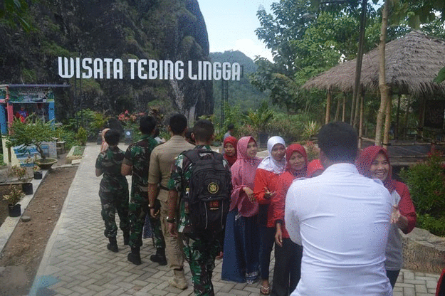 Melakukan Kunjungan Silaturahmi pada Masyarakat di Kawasan Bersih Narkoba Wisata Tebing Lingga (WTL) Melakukan Kunjungan Silaturahmi pada Masyarakat di Kawasan Bersih Narkoba Wisata Tebing Lingga (WTL)